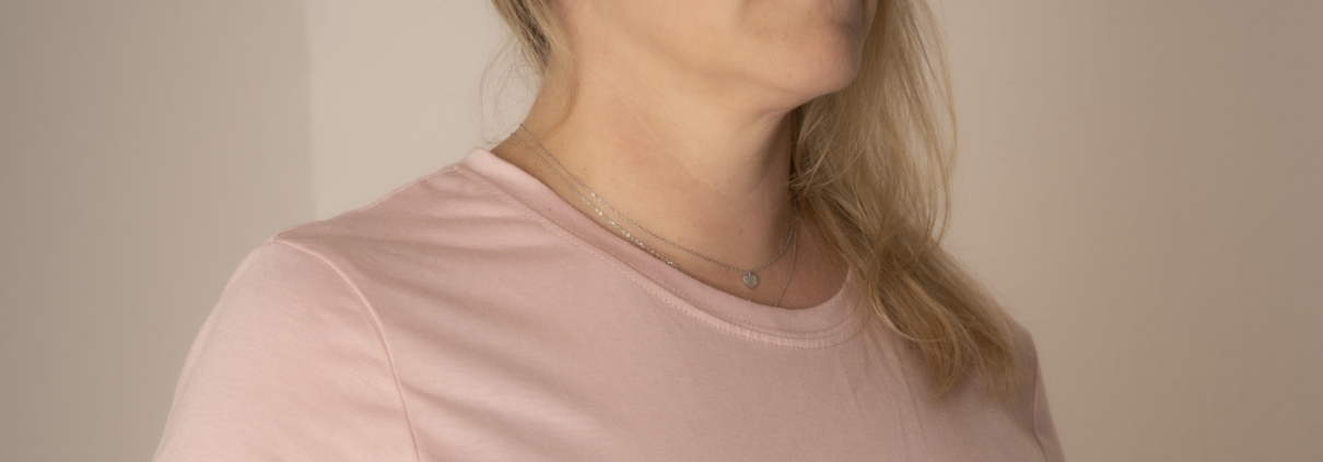 Claudia mit Händen auf dem Bauch