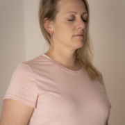 Claudia mit Händen auf dem Bauch