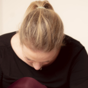 Claudia im Yoga-Sitz