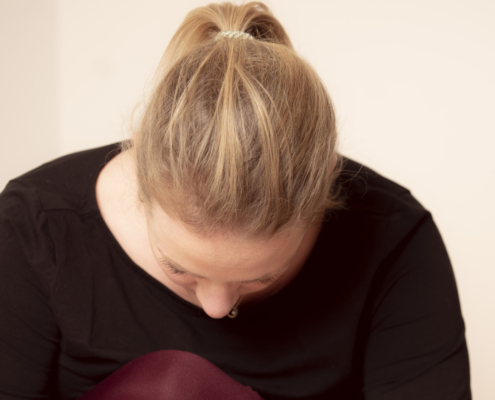 Claudia im Yoga-Sitz