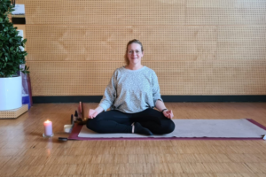 Claudia Sontheimer auf der Yoga-Matte 
