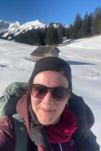 Claudia Sontheimer in den verschneiten Bergen