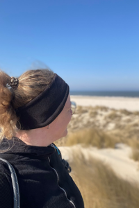 Claudia Sontheimer schaut auf das Meer (Baltrum)