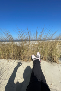 Claudia Sontheimer sitzt am Strand auf Baltrum 