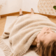 Claudia zugedeckt in beiger Wolldecke in Shavasana