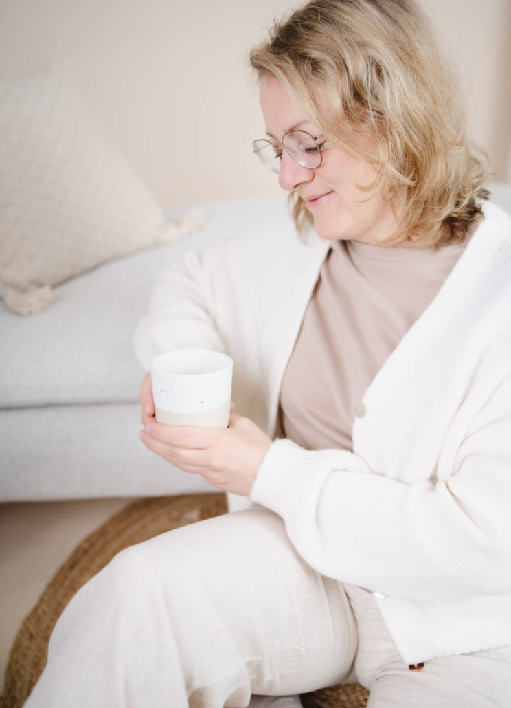 Claudia nachdenklich mit Tasse in der Hand