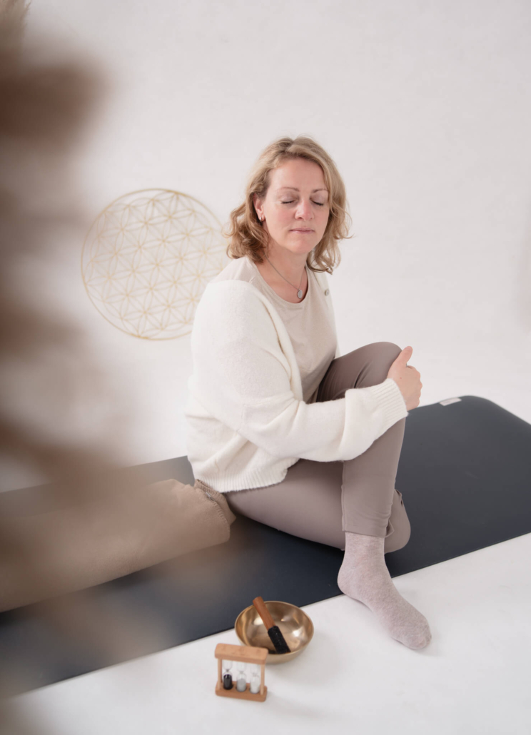 Claudia im Drehsitz auf der Yoga-Matte entspannt Claudia im Drehsitz auf der Yoga-Matte entspannt