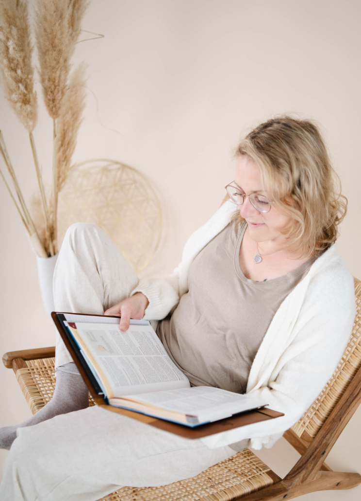 Claudia Sontheimer beim Lesen von Fachliteratur zur Frauenheilkunde