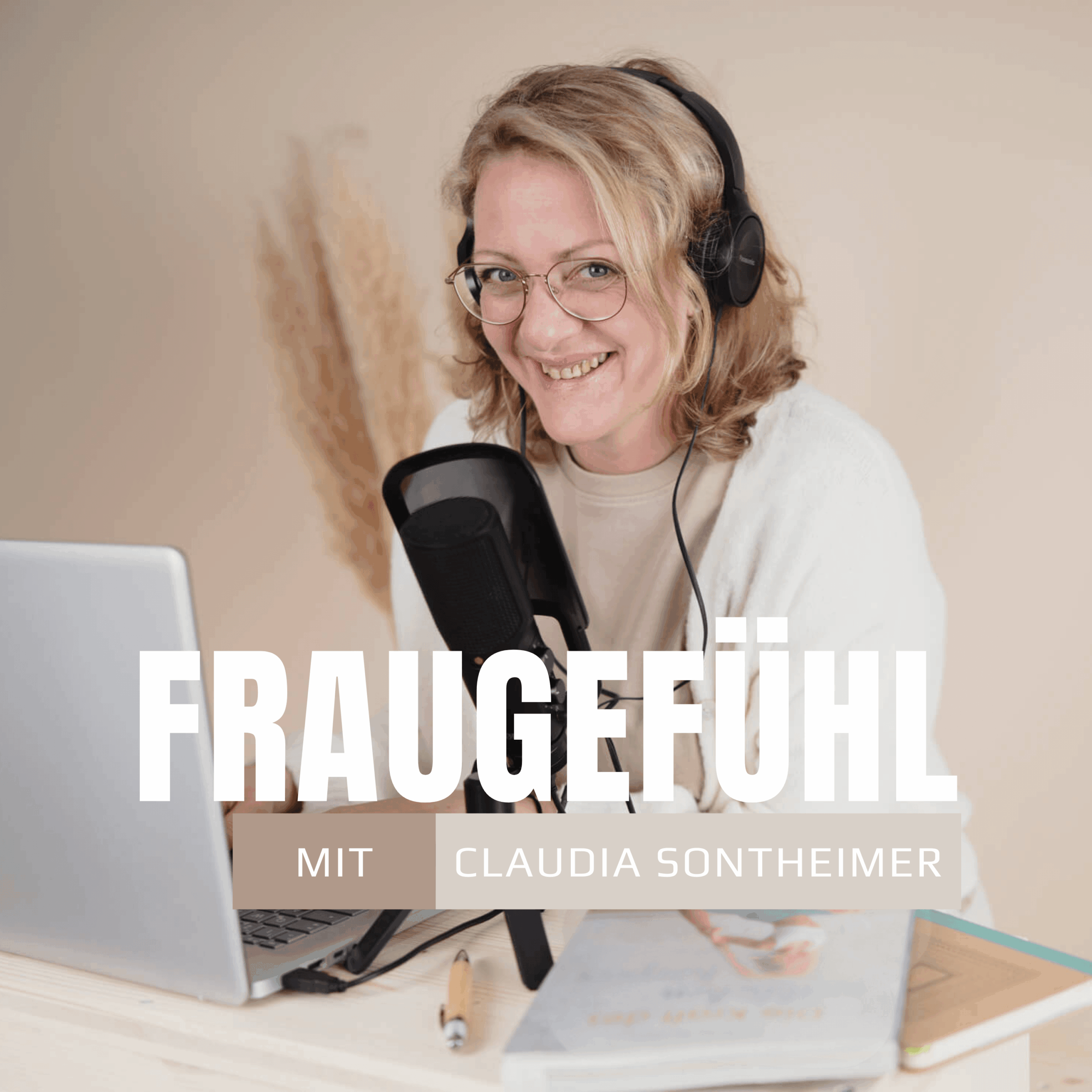 Claudia bei der Aufnahme FrauGefühl Podcast