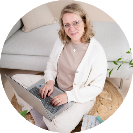 Claudia beim Schreiben vom Newsletter