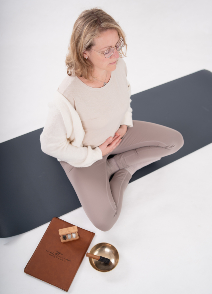 Claudia bei Meditation und Atemübung