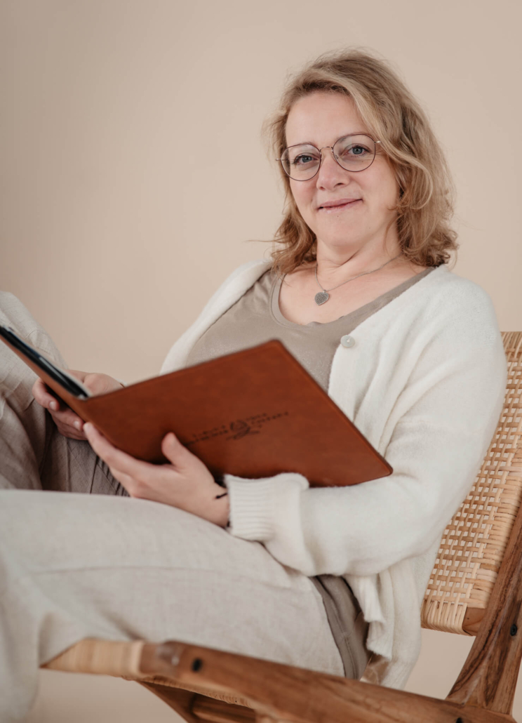 Claudia mit Mappe in der Hand