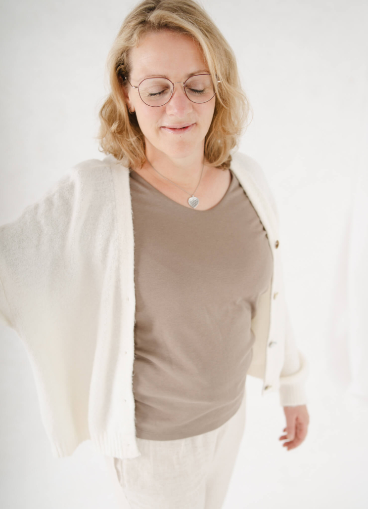 Claudia stehend mit geschlossenen Augen