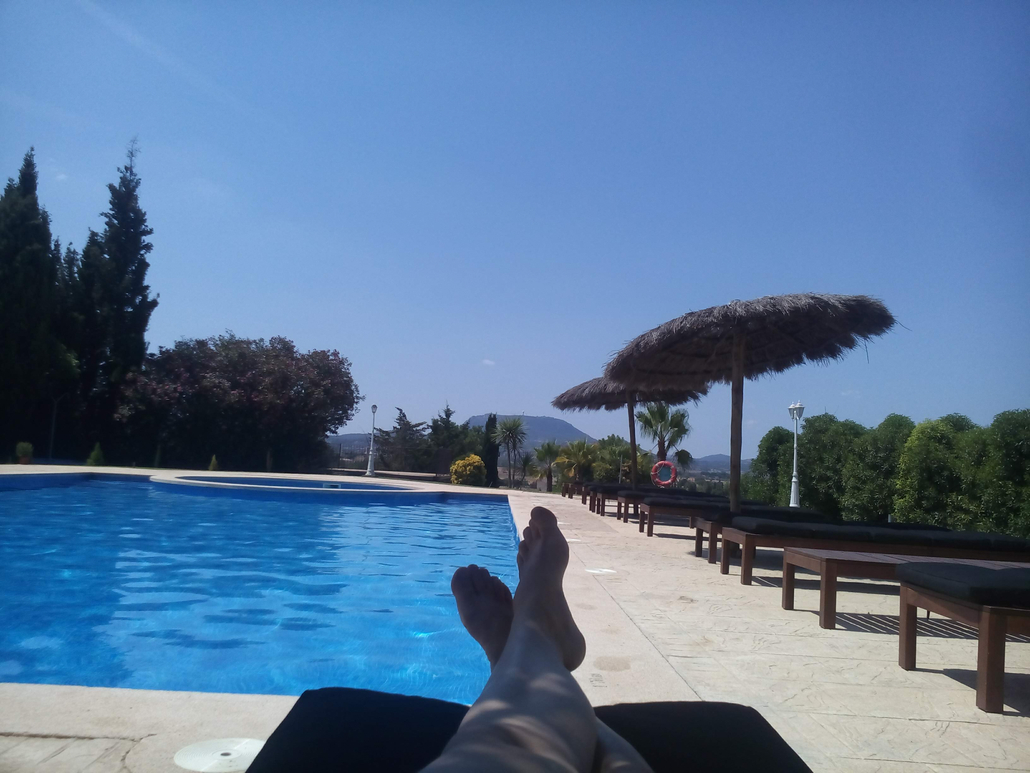 Claudia Sontheimer am Pool der Finca auf Mallorca